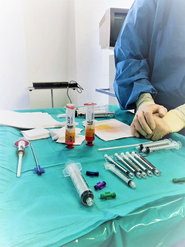 Nano-Arthroskopie des Knies in der Vorbereitung Nano-Arthroskopie des Knies in der Vorbereitung