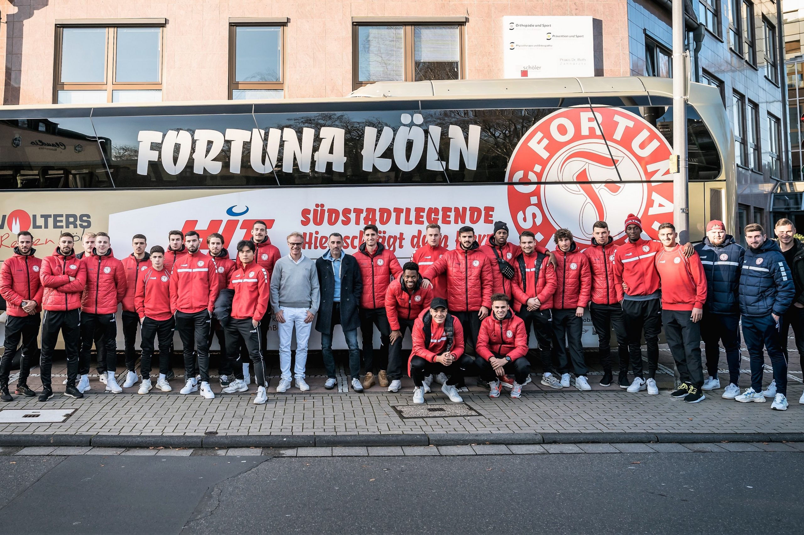 Orthopädie und Sport – Praxis Dr. Jens Enneper – Gruppenfoto Fortuna Köln