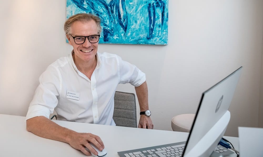 Dr. Jens Enneper in seinem Sprechzimmer der orthopädischen Praxis in Köln Dr. Jens Enneper im Sprechzimmer