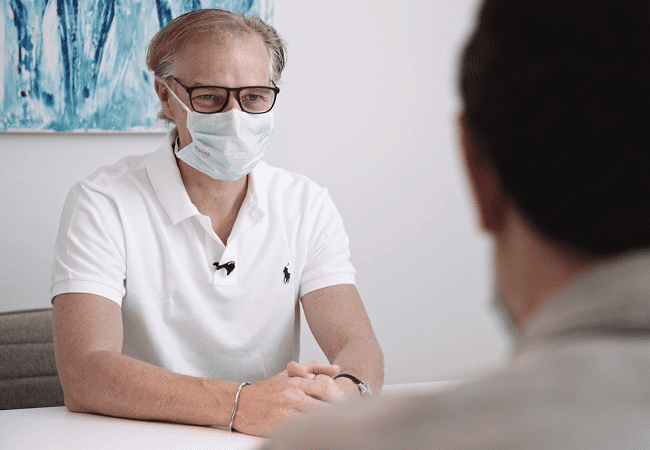 Dr. Jens Enneper im Gespräch mit Patienten