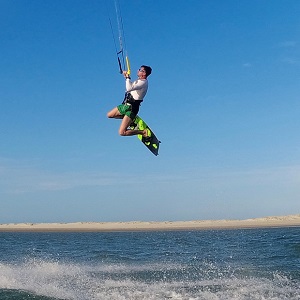 Zufriedener Patient Philipp Bergeron schmerzfrei beim Kitesurfen